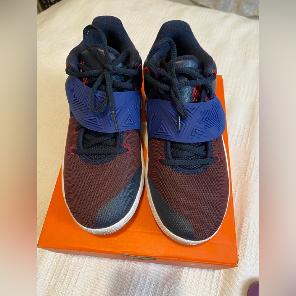 Kyrie flytrap III boy 4.5y